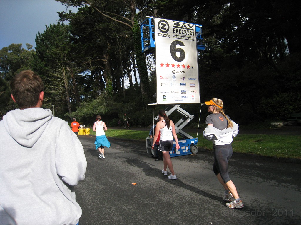 2011 Bay to Breakers Sunday 0440.JPG - I was able to participate in the 2011, 100th anniversary of the San Francisco Bay to Breakers 12K race. A great weekend for sight seeing and racing.